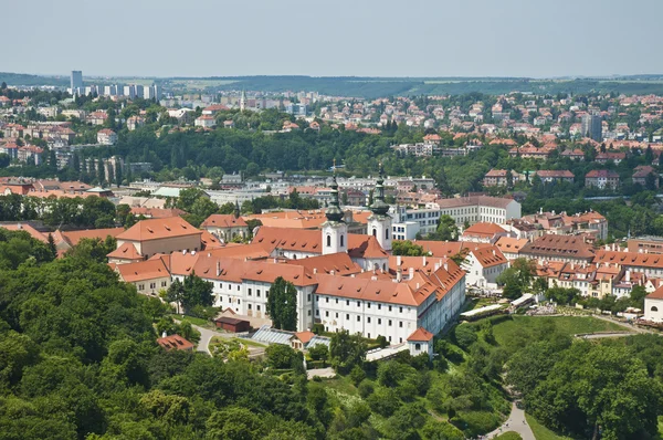Widok z lotu ptaka klasztor na Strahowie — Zdjęcie stockowe