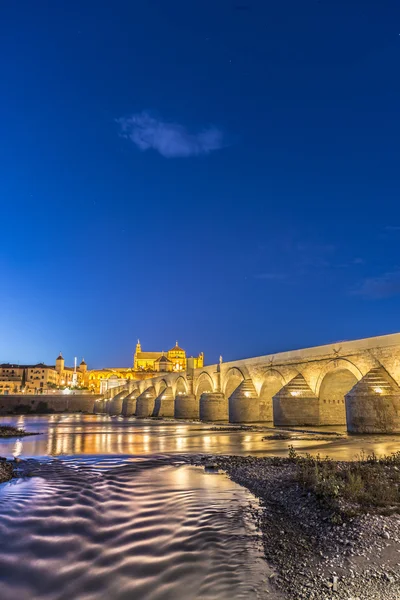 Река Гвадалквививир в Кордове, Андалусия, Испания . — стоковое фото