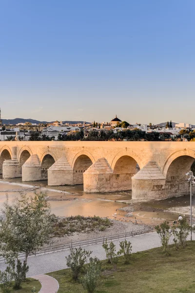 Puente romano en Córdoba, Andalucía, sur de España . — Foto de Stock
