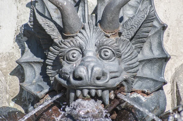 De fontein van de gevallen engel in Madrid, Spanje. — Stockfoto