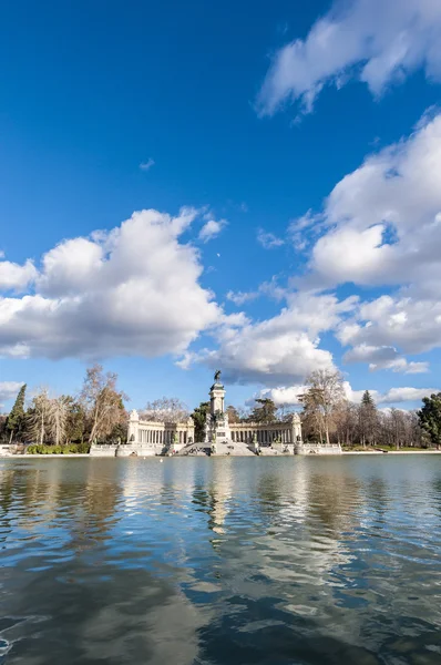 Большой пруд в парке Ретиро в Мадриде, Испания . — стоковое фото
