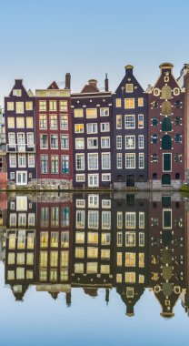 Damrak kanal Amsterdam, Hollanda.
