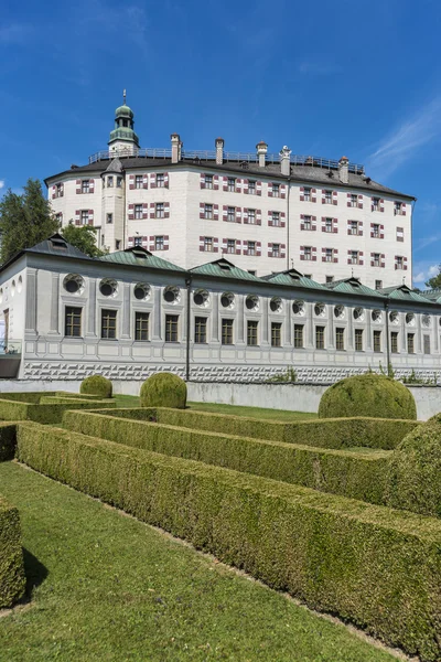 Amras Kasteel in de buurt van innsbruck, Oostenrijk. — Stockfoto