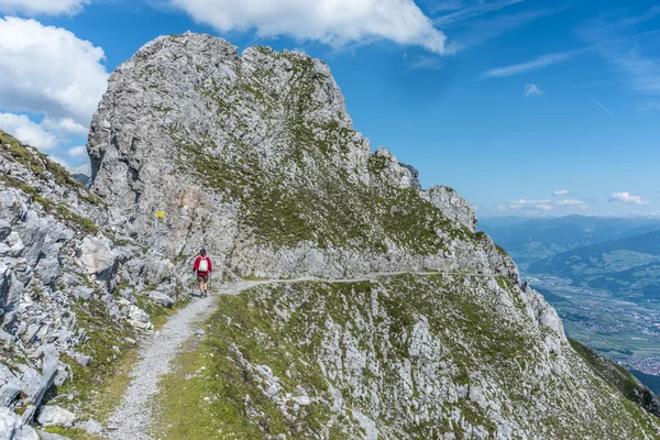 Escursionista alla montagna di Norkette, Innsbruck, Austria . — Foto Stock