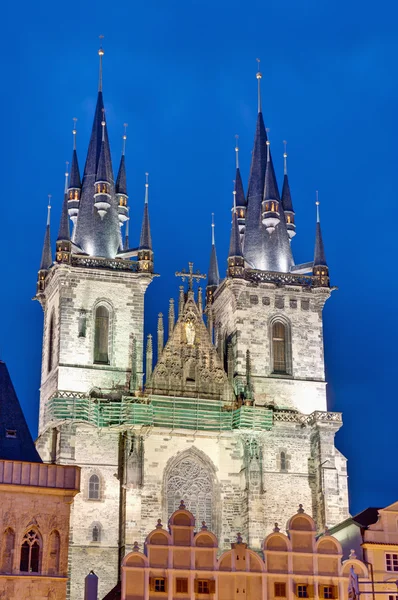 Nuestra Señora Ante la Iglesia de Tyn — Foto de Stock