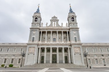 Madrid, İspanya 'daki Almudena Katedrali.