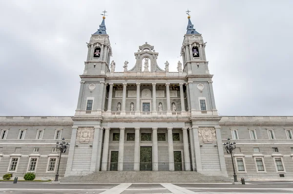 Almudena kathedraal in Madrid, Spanje. — Stockfoto