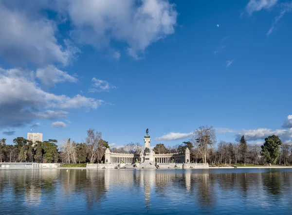 A Grande Lagoa no Parque Retiro em Madrid, Espanha . — Fotografia de Stock