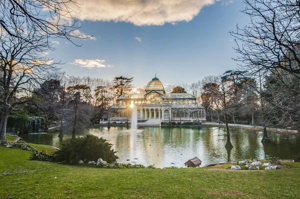 水晶宫殿在西班牙马德里的雷蒂罗公园. 图库图片