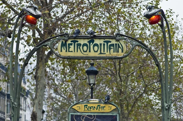 Metro girişinde: Paris, Fransa — Stok fotoğraf