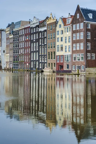 The Damrak canal in Amsterdam, Netherlands. — Stock Photo, Image