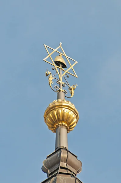 Detalhe no topo da torre da Câmara Municipal Judaica em Praga — Fotografia de Stock