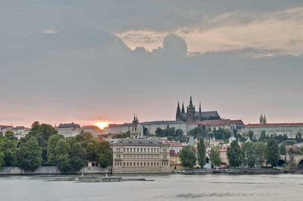 Prague Castle över floden Vltava — Stockfoto