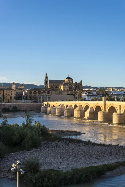 コルドバ、アンダルシア、スペイン南部のローマ橋. — ストック写真