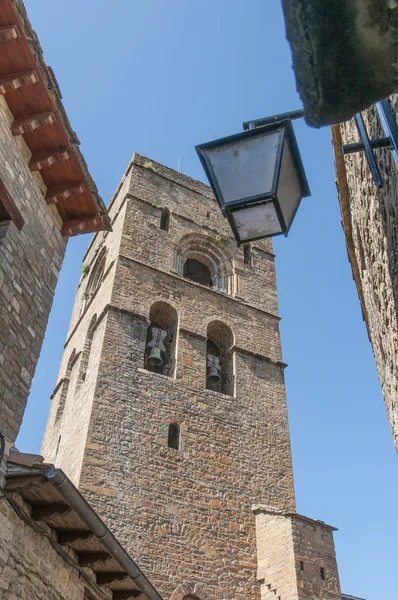 Santa Maria Kirche in ainsa at aragon, spanien — Stockfoto