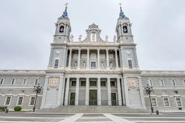 Katedralen Almudena i Madrid, Spanien. — Stockfoto