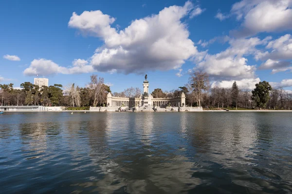 Velký rybník v parku Retiro v Madridu, Španělsko. — Stock fotografie