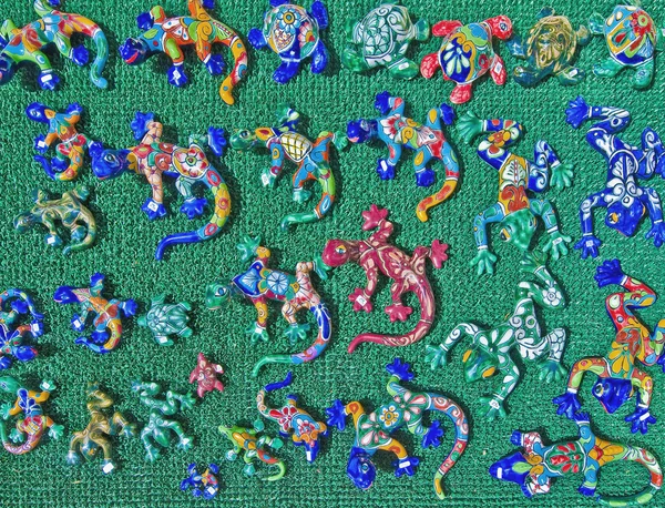 Керамічні ящірки на зеленому тлі — стокове фото