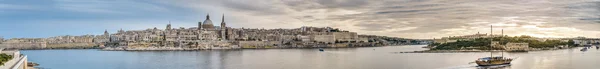 Vue panoramique sur le front de mer de La Valette, Malte — Photo