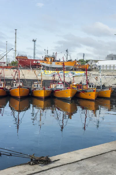 橙色渔船在阿根廷马德普拉 — 图库照片