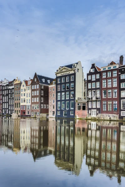 The Damrak canal in Amsterdam, Netherlands. — Stock Photo, Image