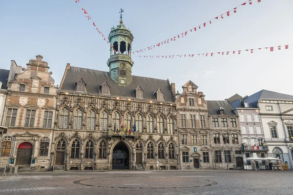 Stadhuis op het centrale plein in mons, België. — Stockfoto