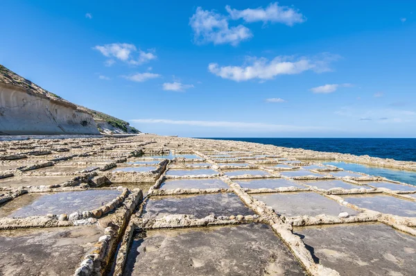 Baseny solankowe w pobliżu qbajjar w gozo, malta. — Zdjęcie stockowe