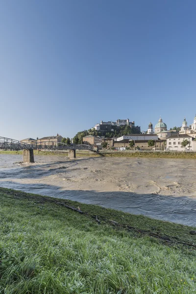 Mozart bron (Mozartsteg) och Salzach floden i Salzburg, Austri — Stockfoto