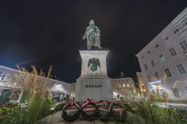 Mozart pomnik na placu Mozarta (Salzburskiego) w Salzburgu, Austri — Zdjęcie stockowe