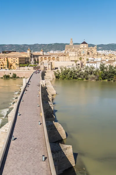 Römische Brücke in Cordoba, Andalusien, Südspanien. — Stockfoto