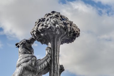 Ayı ve kocayemiş heykel Madrid, İspanya.