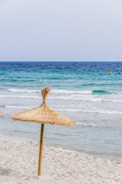 Saman kum plaj şemsiyesi.