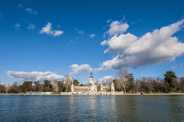 Velký rybník v parku Retiro v Madridu, Španělsko. — Stock fotografie