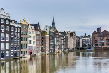 Damrak kanal Amsterdam, Hollanda.