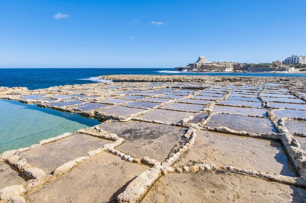 Panelas de sal perto de Qbajjar em Gozo, Malta . — Fotografia de Stock