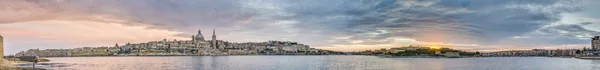 Valletta sahilinde skyline görünümü, malta — Stok fotoğraf