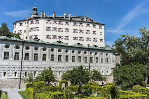 Zámek Ambras u Innsbrucku, Rakousko. — Stock fotografie