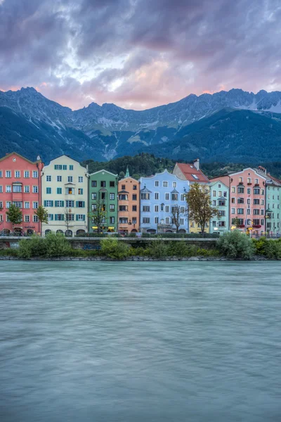Řeka Inn na své cestě přes innsbruck, Rakousko. — Stock fotografie