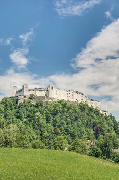 Замок Хоэнзальцбург (Festung Hohensalzburg) в Зальцбурге, Австрия — стоковое фото