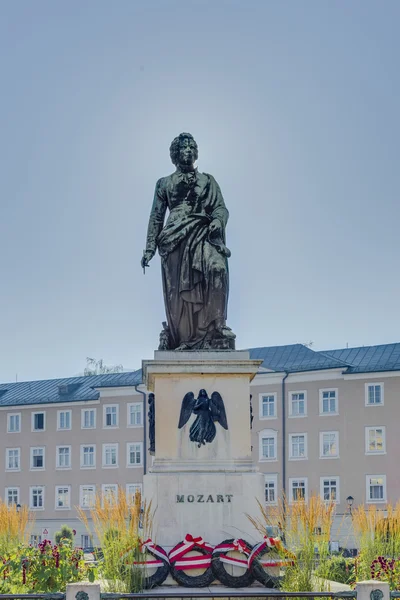 Mozart socha na náměstí Mozart (náměstí Mozartplatz) v Salcburku, Austri — Stock fotografie