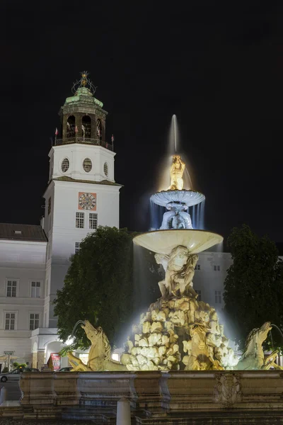 Fuente Residenzbrunnen en Residenzplatz en Salzburgo, Austria — Foto de Stock