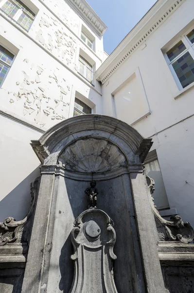 Скульптура Manneken Pis в Брюсселе, Бельгия — стоковое фото