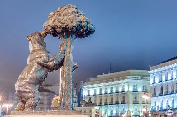 クマとスペインのマドリッドでイチゴの木像. — ストック写真