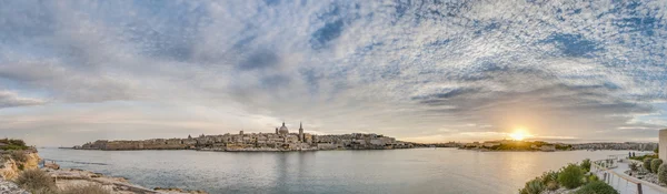 Valletta vista do horizonte à beira-mar, Malta — Fotografia de Stock