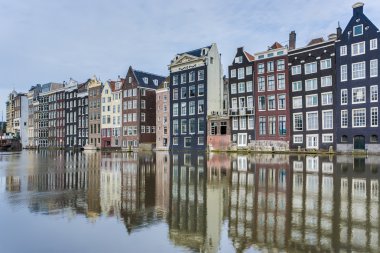 Damrak kanal Amsterdam, Hollanda.