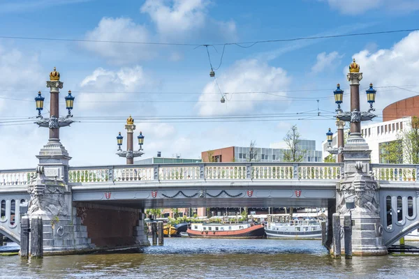 Blauwbrug (Puente Azul) en Amsterdam, Países Bajos . — Foto de Stock