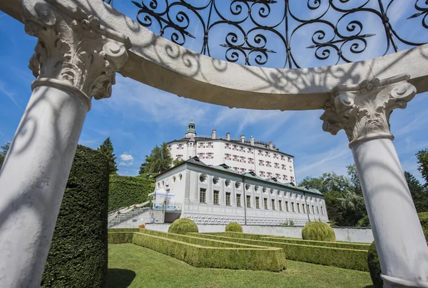 Ambras castle bei innsbruck, Österreich. — Stockfoto