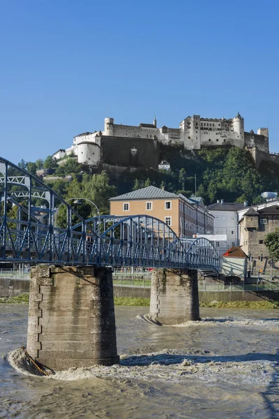 Mozart most (Mozartsteg) i rzeki Salzach w Salzburgu, Austri — Zdjęcie stockowe