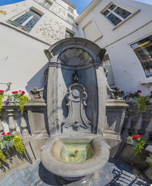 Скульптура Manneken Pis в Брюсселе, Бельгия — стоковое фото