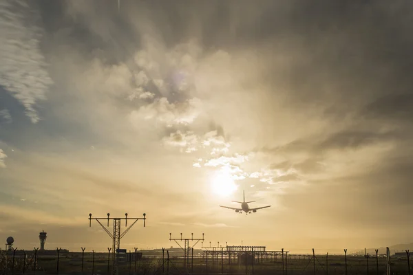 Avión aterrizando al anochecer . — Foto de Stock